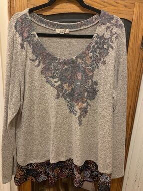 One World Heather Gray Floral Accent Long-Sleeve Women's Top